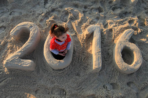 الـ 2016 .. مجسم من الرمل على شاطئ غزة